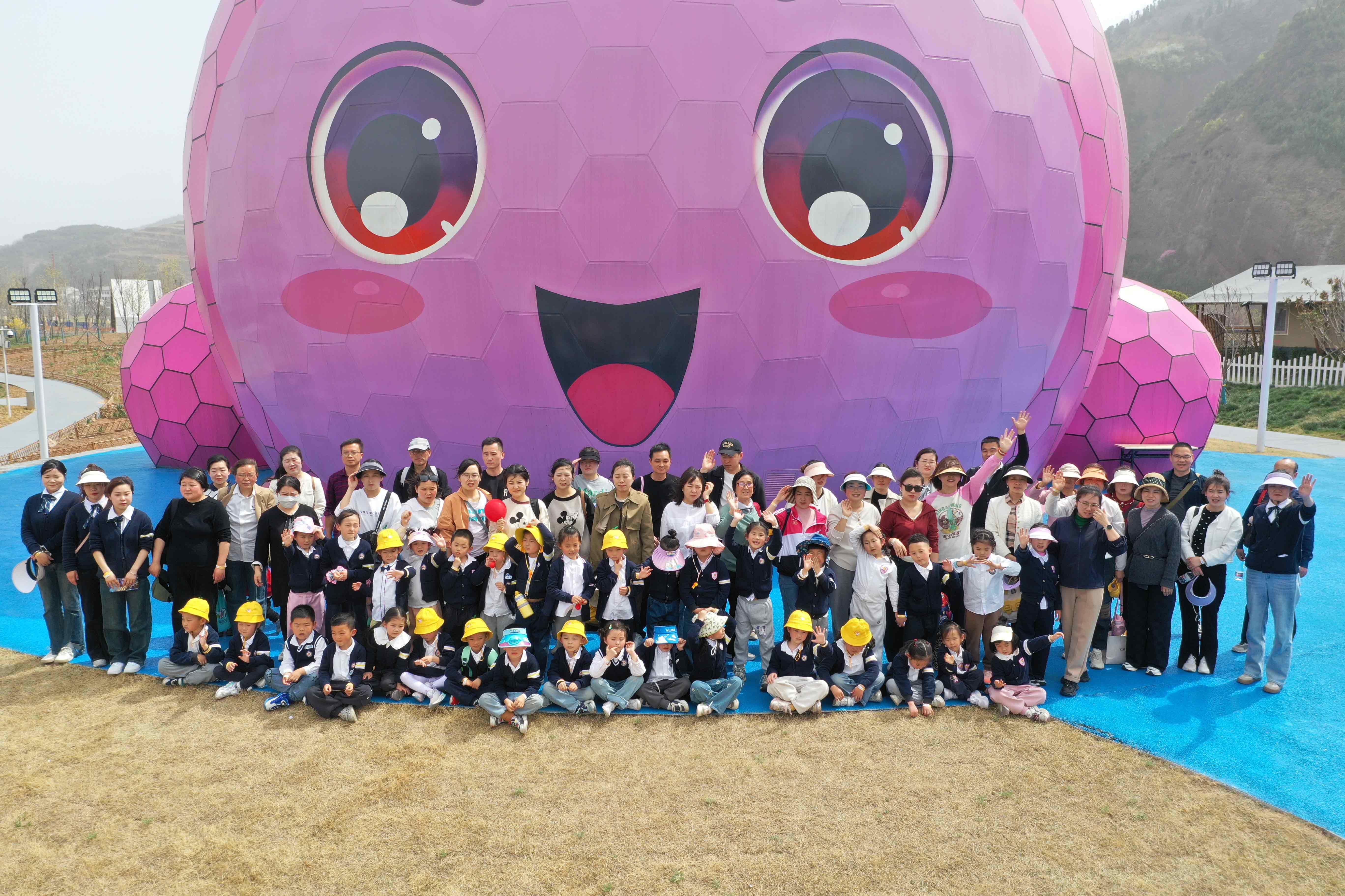 40組家庭走進丹鳳縣葡萄星球360極限飛球開展研學活動